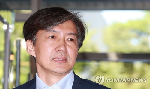 질문에 답하는 조국