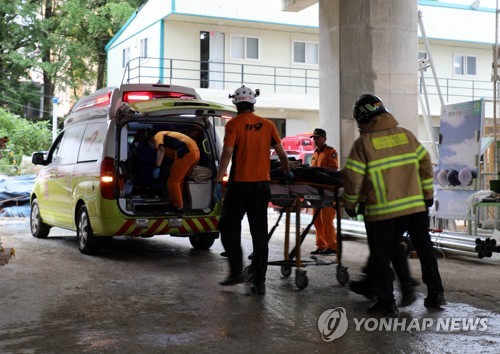 속초 아파트 공사용 승강기 추락…부상자 이송