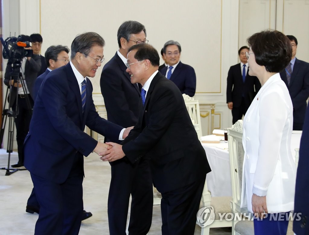 국정과제위원장들과 인사 나누는 문 대통령