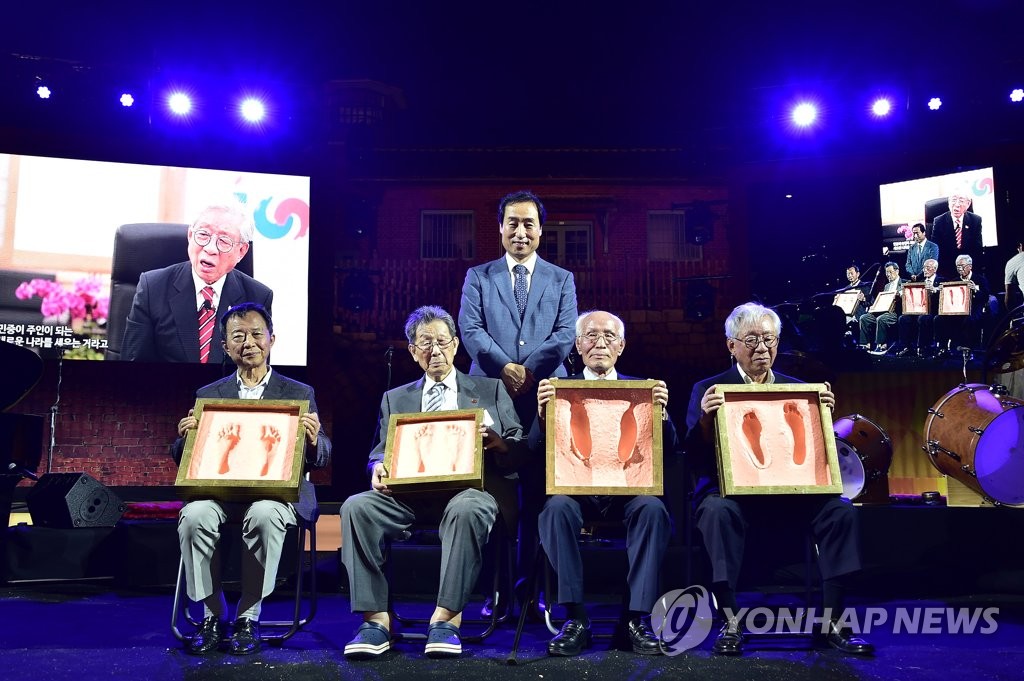 풋프린팅 후 기념촬영 하는 서대문독립민주축제 참석자들