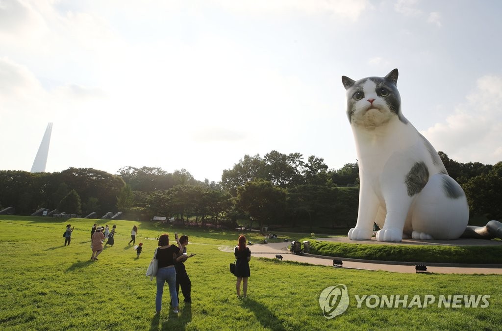 '올림픽공원 점령한 거대 고양이'