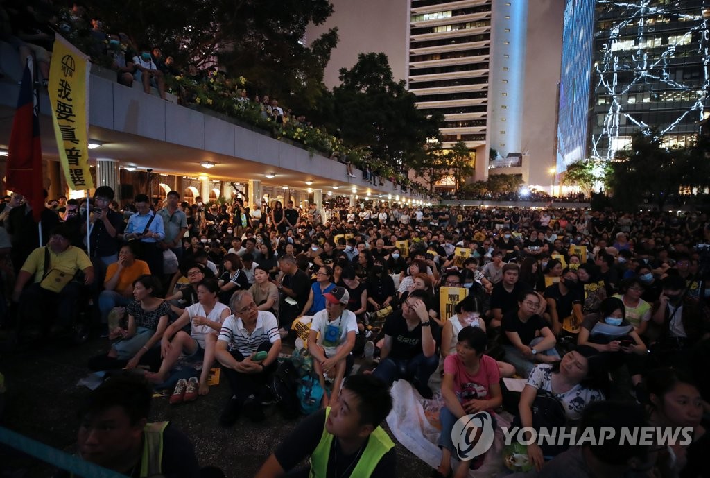 홍콩 도심 공원 가득 메운 집회 참가자들