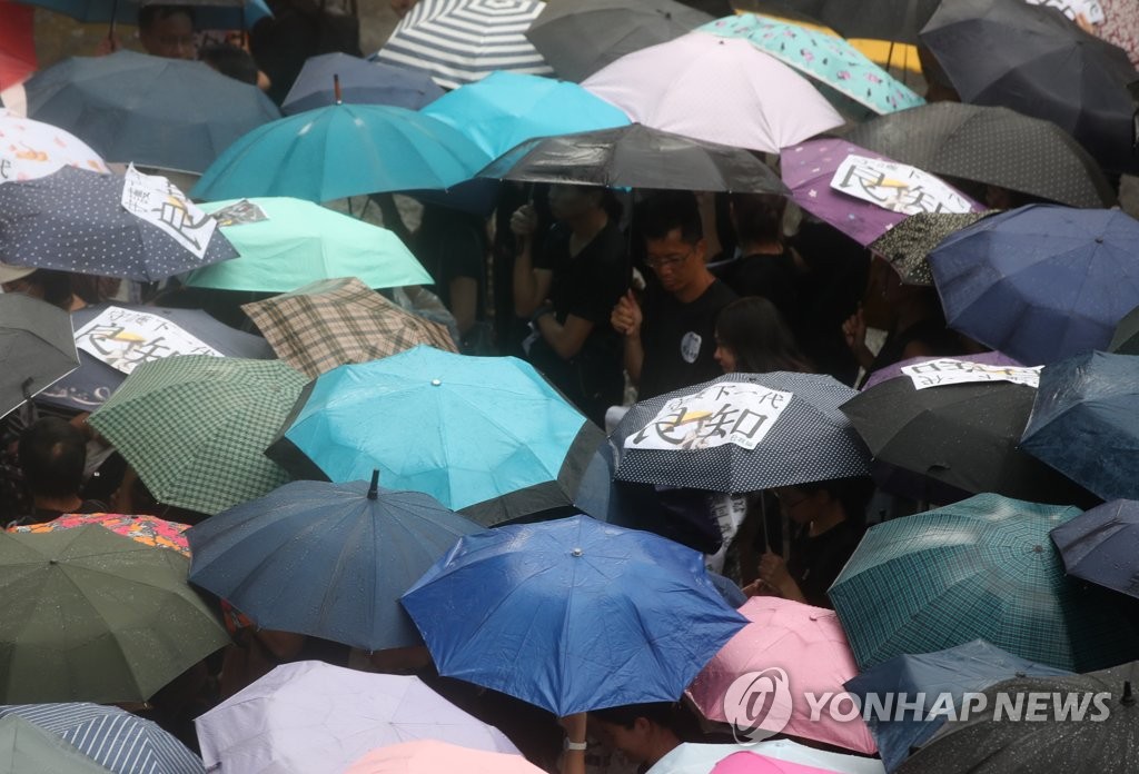 폭우 내리는 거리로 나선 홍콩 교사들