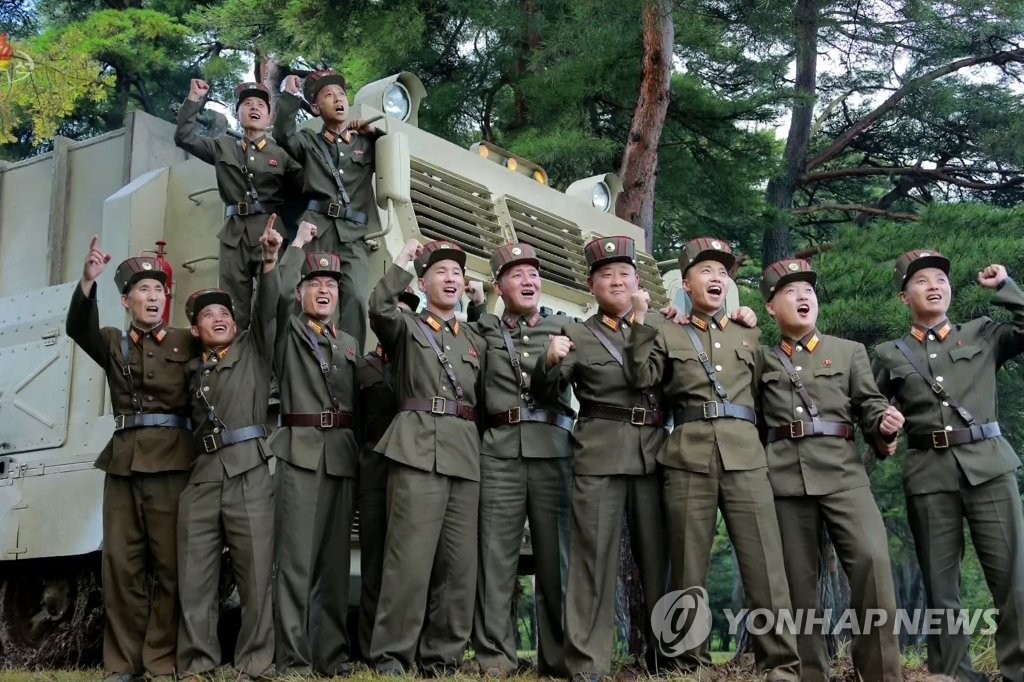 북한 또 '새 무기' 시험사격…환호하는 군인들