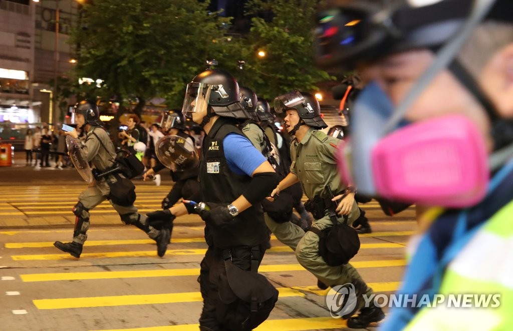 교사 2만명 "학생 지키자"…′인민해방군 10분 대기′ 속 홍콩 주말시위 시작