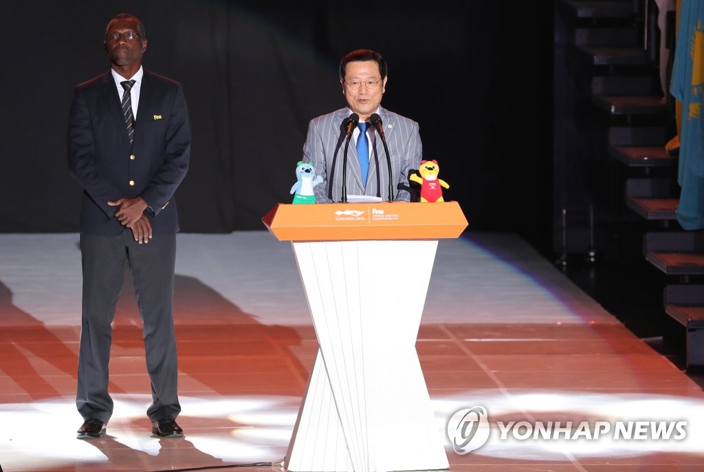 폐회선언하는 이용섭 조직위원장