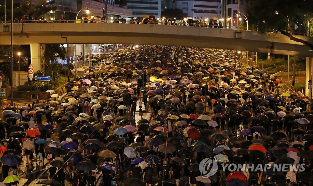 ′中 무력개입′ 우려 속 170만 홍콩 시위 평화적으로 마무리