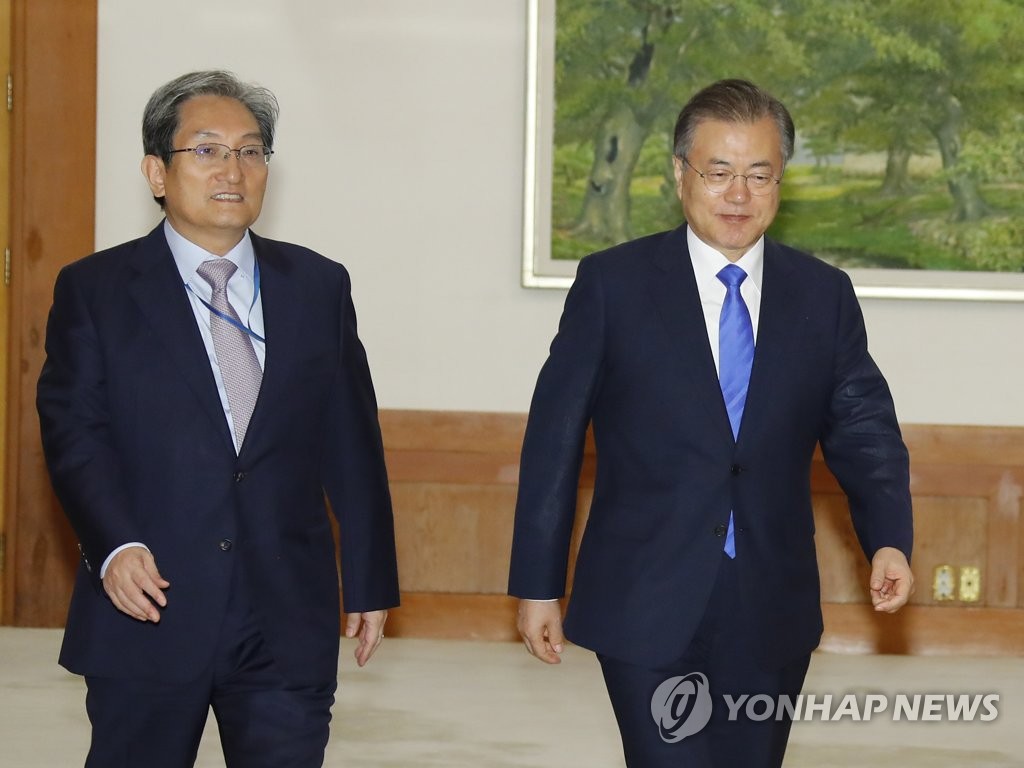 입장하는 문 대통령