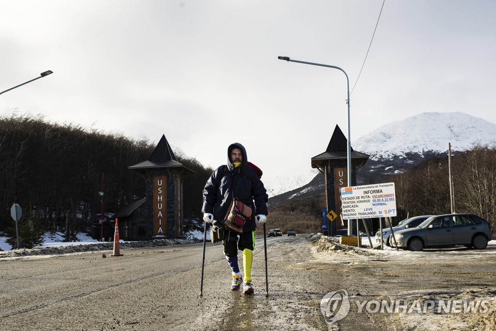 베네수엘라인 아란다, 한쪽 다리로 1년 걸어 남미 종단 성공