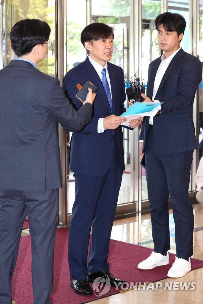 취재진 질문에 답하는 조국 후보자