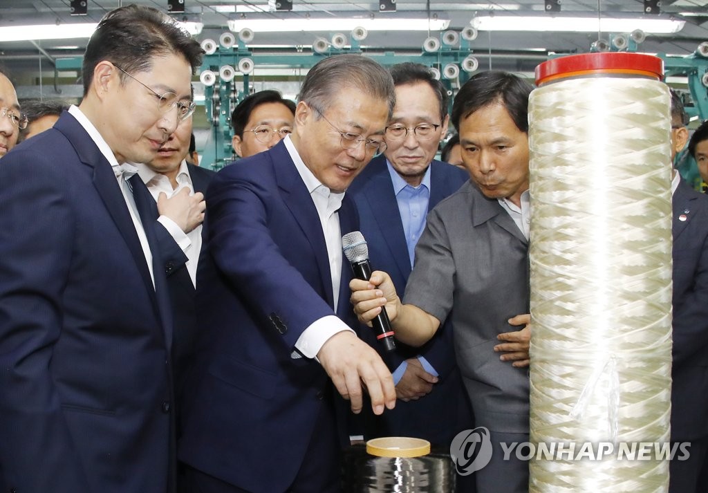 탄소섬유 살펴보는 문 대통령