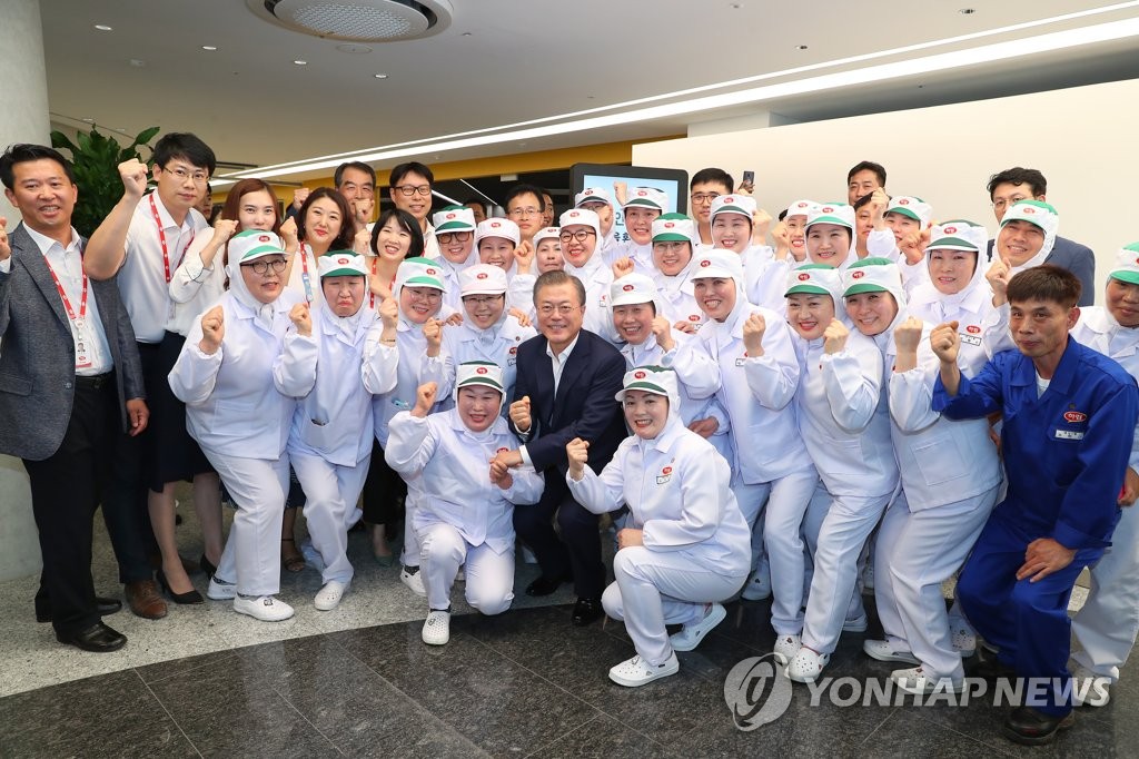 직원들과 기념촬영 하는 문 대통령