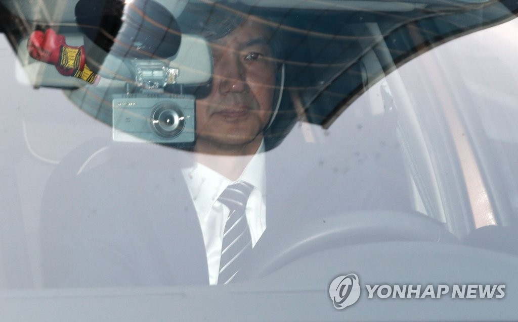 차량 타고 출근하는 조국 법무부 장관 후보자