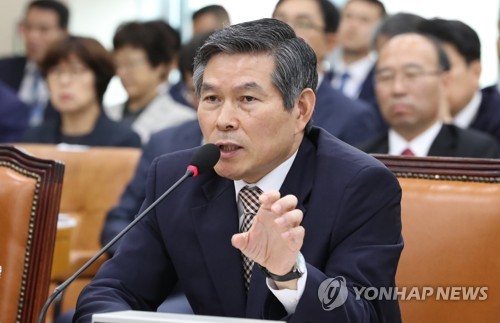 질의에 답변하는 국방부 장관