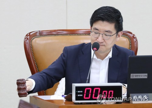 의사봉 두드리는 김세연 위원장