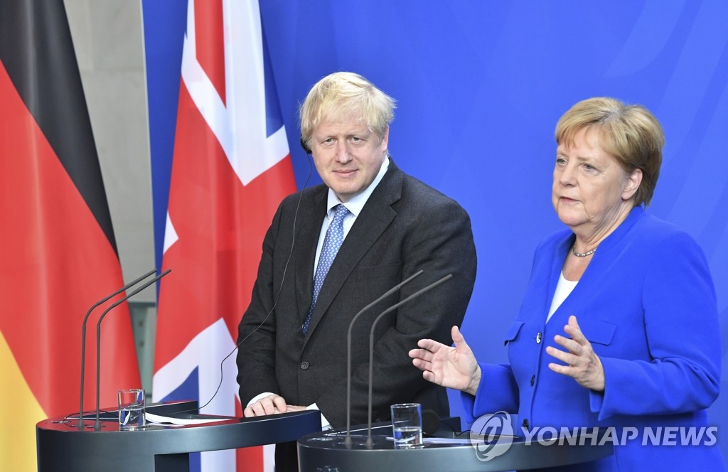 지난 8월 베를린서 공동기자회견 중인 존슨(왼쪽) 영국 총리와 메르켈 독일 총리 [AP=연합뉴스]