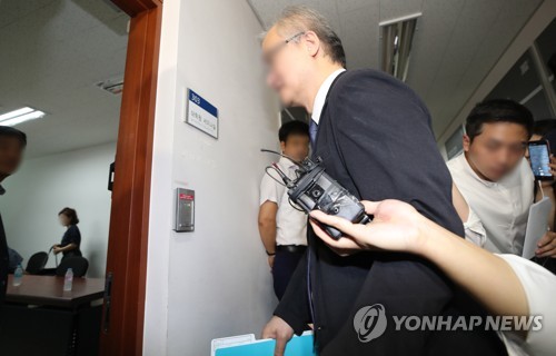 연구윤리위 참석하는 강내원 위원장