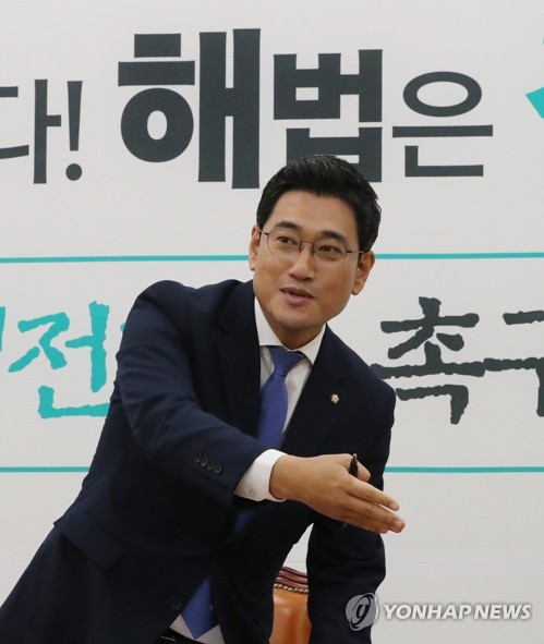 '취임 100일' 기자회견 하는 오신환 원내대표