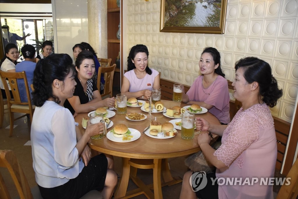 平壌でも「女子会」 平壌でも「女子会」