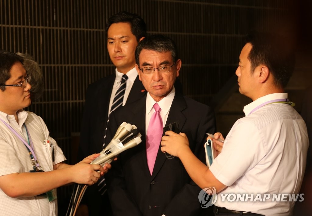 El canciller japonés habla con los reporteros El canciller japonés habla con los reporteros