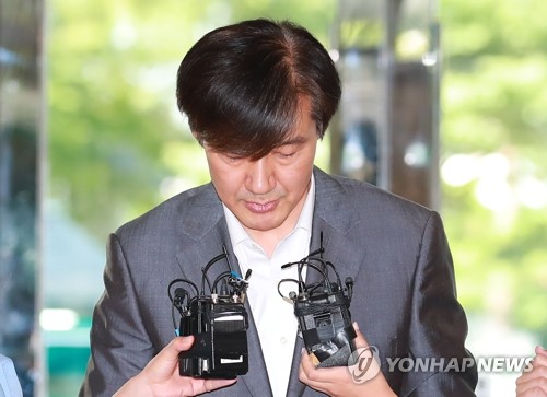 고개숙여 인사하는 조국 후보자