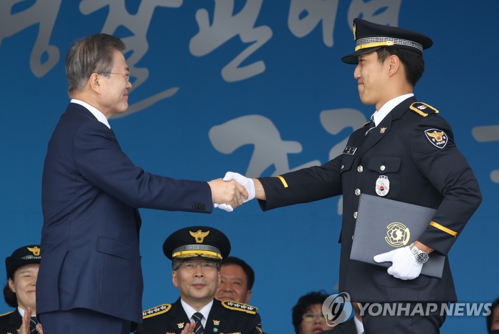 상장 수여하는 문 대통령