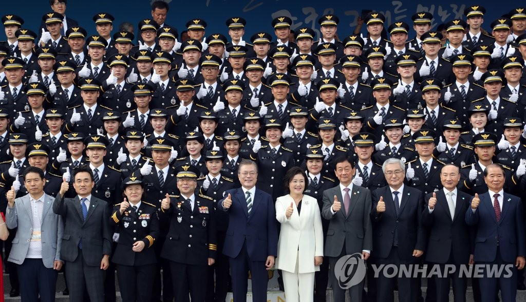 문 대통령과 신임 경찰관들