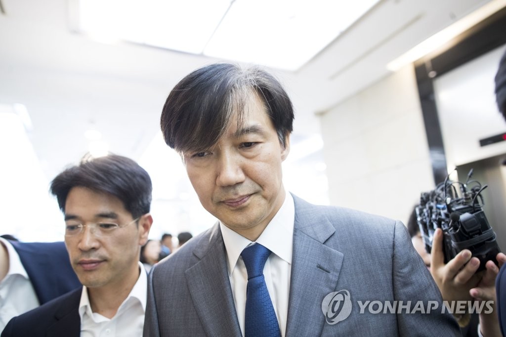 사무실로 퇴장하는 조국 후보자