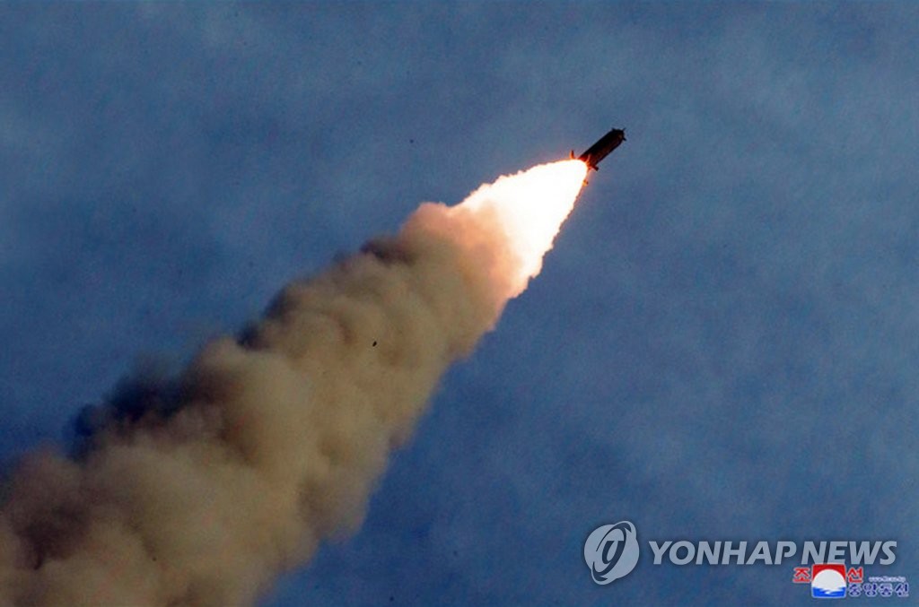 Prueba de un nuevo lanzacohetes múltiple de calibre supergrande de Corea del Norte Prueba de un nuevo lanzacohetes múltiple de calibre supergrande de Corea del Norte