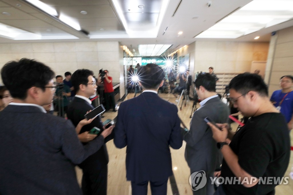 조국, 일요일에도 청문회 준비