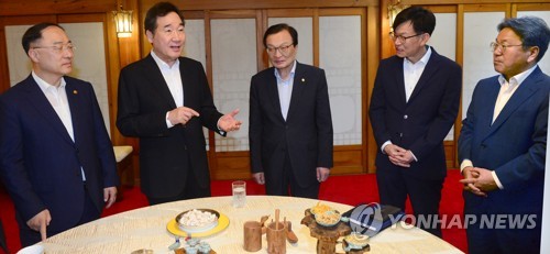 담소 나누는 당·정·청