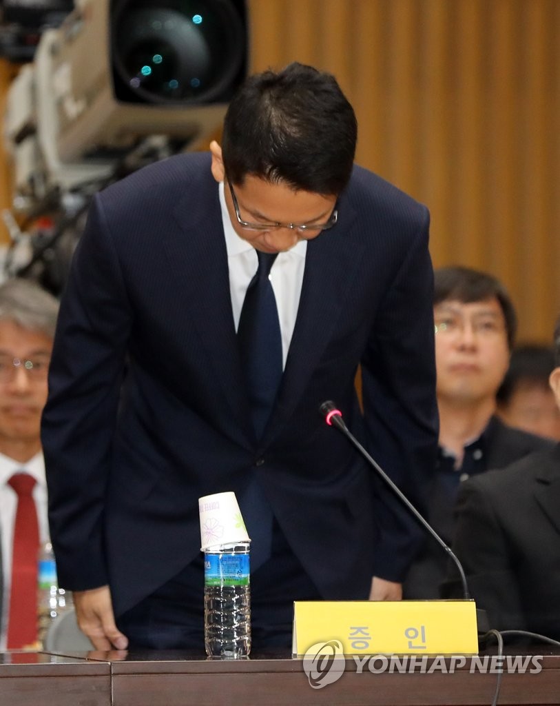 고개 숙여 사과하는 최창원 전 SK케미칼 대표이사