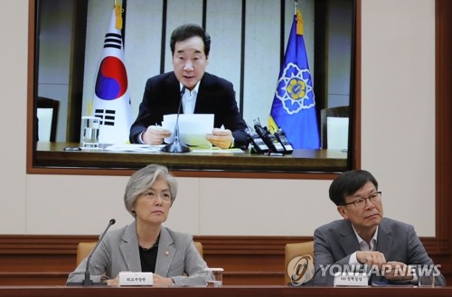 총리 발언 경청하는 강경화 장관