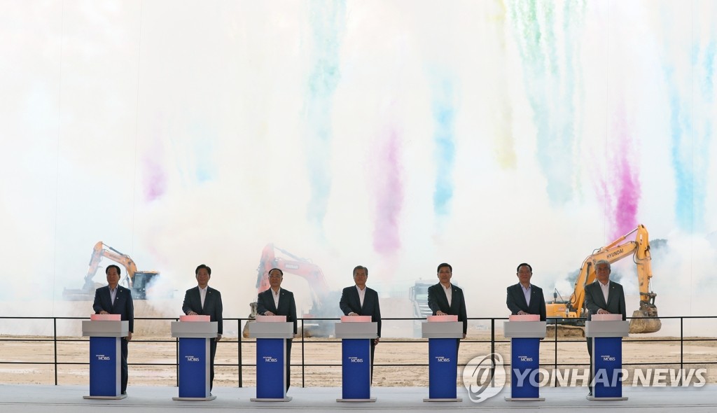 President Moon Jae-in (C) and other dignitaries press buttons in a groundbreaking ceremony for a new EV parts factory of Hyundai Mobis in Ulsan on Aug. 28, 2019. (Yonhap)
