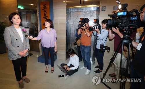 취재진 질문에 답변하는 유은혜 부총리