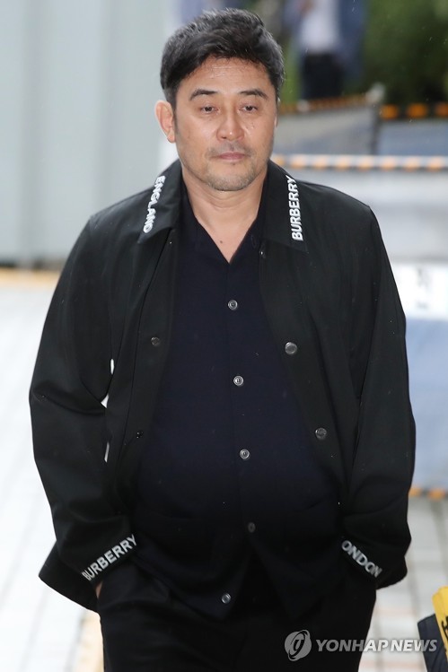 최민수, 복잡한 표정