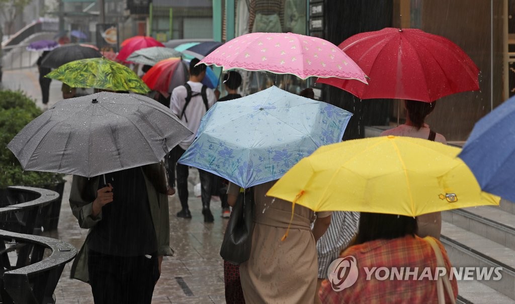 시민들이 색색의 우산을 쓰고 걸어가고 있다. [연합뉴스 자료사진]
