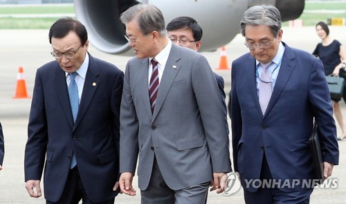 이해찬 대표와 대화하는 문 대통령