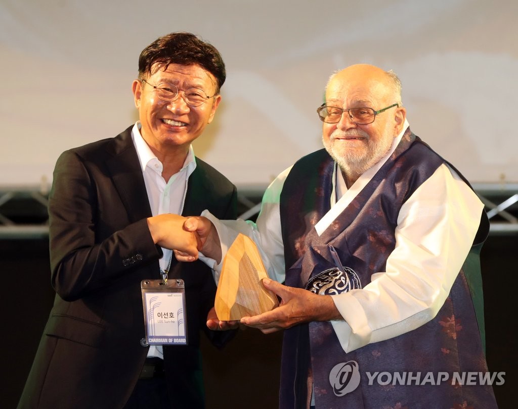 開会式ではクルト・ディームベルガー氏に蔚州世界山岳文化賞が贈られた＝（聯合ニュース）