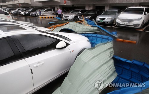 승용차 덮친 주택 지붕
