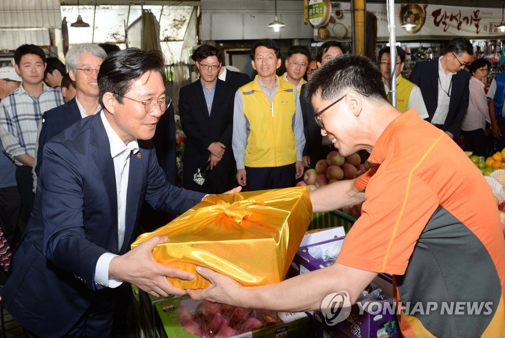 전통시장 상품 구매하는 성윤모 장관
