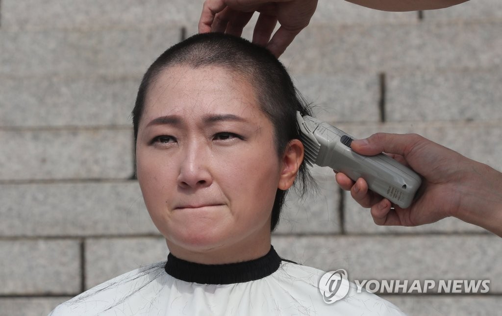 女性議員 法相任命強行に髪そって抗議 女性議員 法相任命強行に髪そって抗議