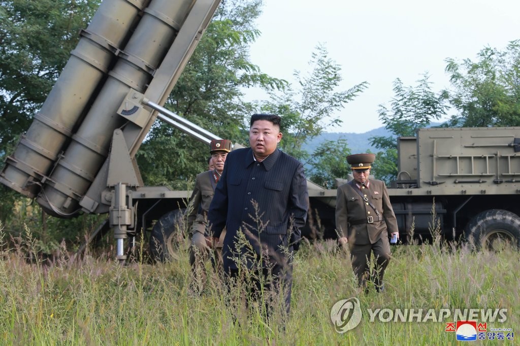 북한 김정은, '초대형 방사포 시험사격' 현지지도
