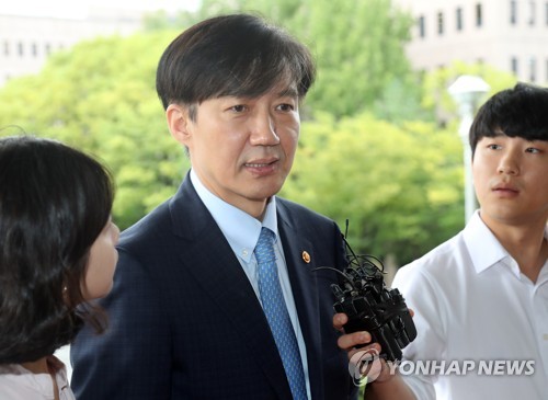 답변하는 조국 법무부 장관
