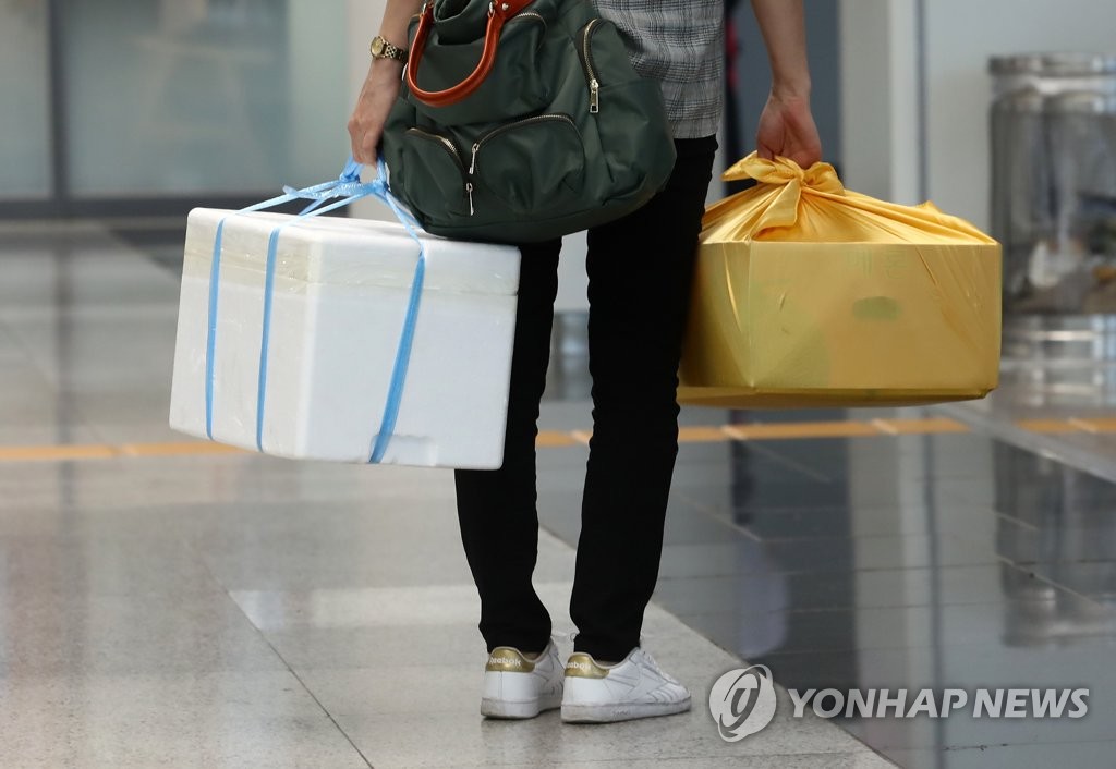 양손은 무겁게