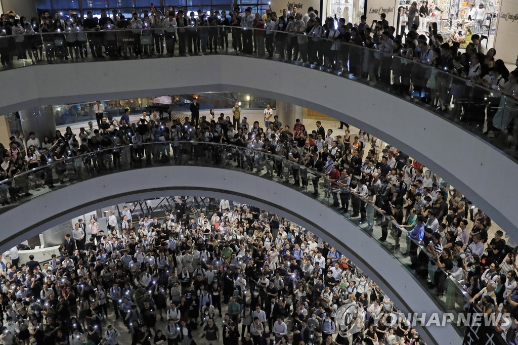 쇼핑몰에서 '노래 부르기 시위' 벌이는 홍콩 시민들