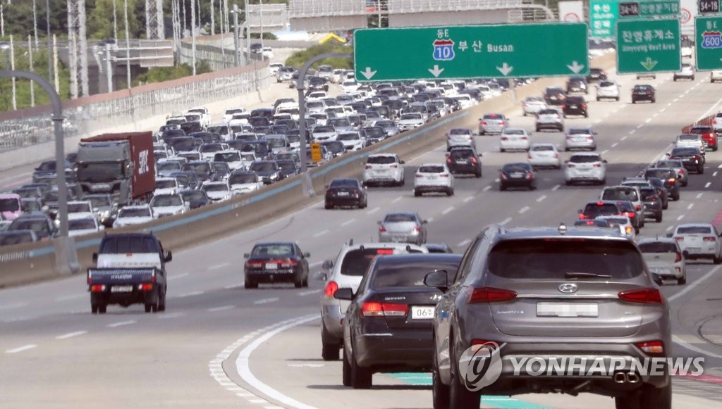 Traffic on Namhae Expressway Traffic on Namhae Expressway