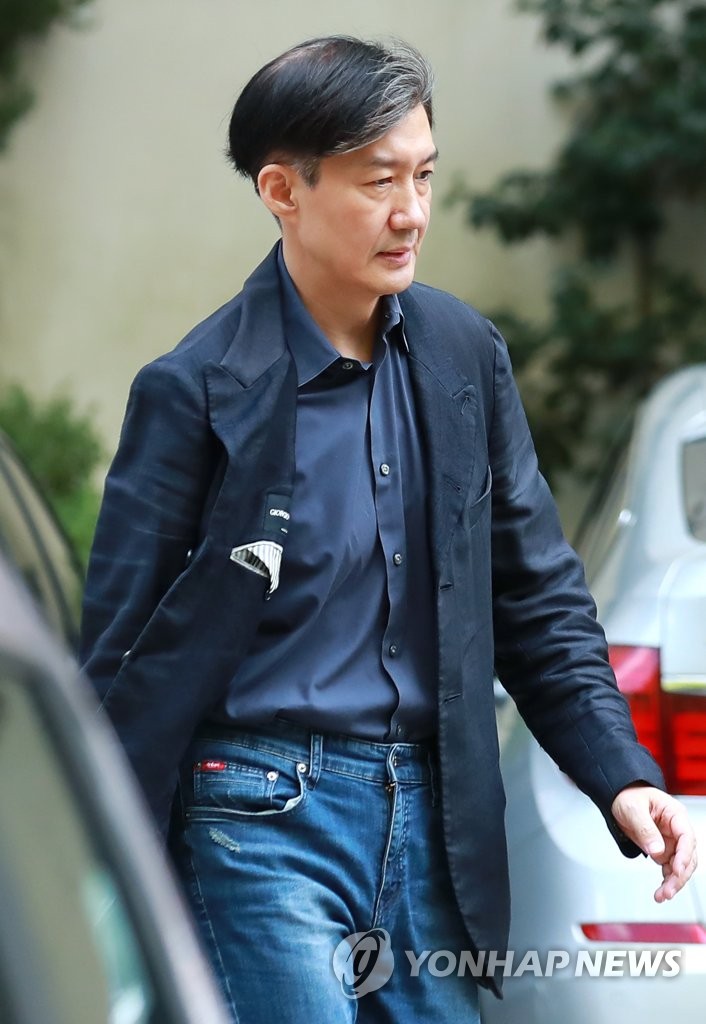 자택 나서는 조국 법무장관