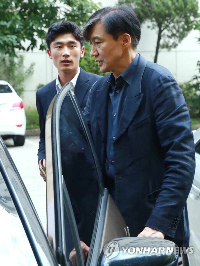 취재진 질문 받는 조국 법무장관