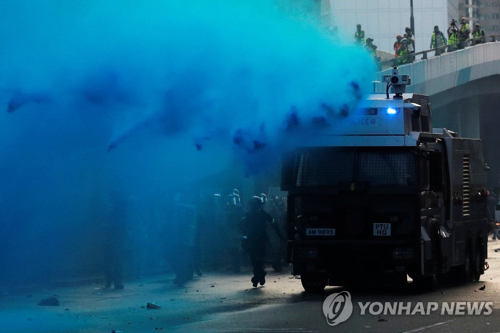 시위대에 파란색 물대포 쏘는 홍콩 경찰